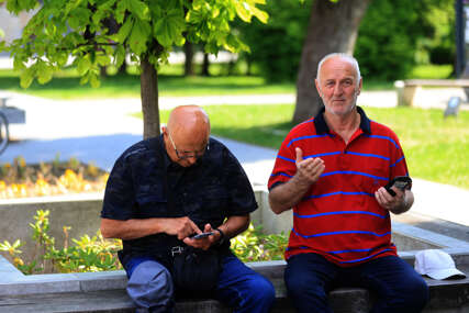 penzioneri sa mobilnim telefonima 