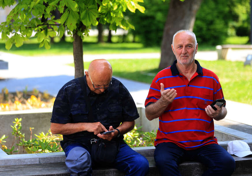 penzioneri sa mobilnim telefonima 