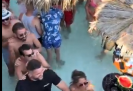 (VIDEO) "Popiješ pivo i DOBIJEŠ ŠUGU" Žurka u pjeni na plaži u Budvi izazvala lavinu negativnih komentara, mnogi se stresli od grozote
