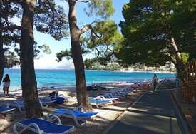 KUGLA SLADOLEDA 2,50 EVRA Makarska puni plaže, a turisti gledaju u cijene, ovo je trenutni cjenovnik osnovnih namirnica