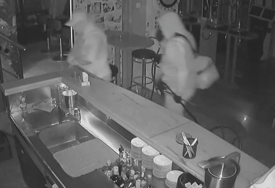 (VIDEO) Lopovi sa PAJSEROM i sportskom torbom: Pogledajte trenutak PLJAČKE u kafiću u Kotor Varošu, ukraden sef sa VIŠE OD 5.000 KM