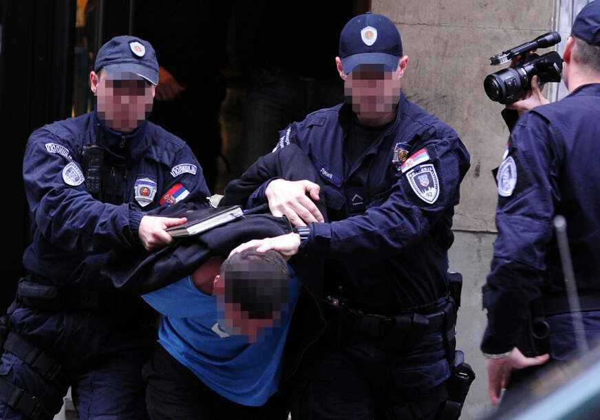Policija privodi uhapšenog