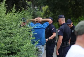 (VIDEO) Policija odmah reagovala: Muškarac prijetio pištoljem u Pionirskom parku, redari se umiješali