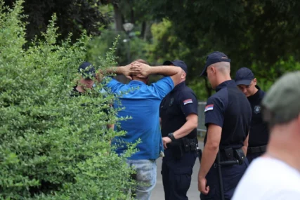 (VIDEO) Policija odmah reagovala: Muškarac prijetio pištoljem u Pionirskom parku, redari se umiješali