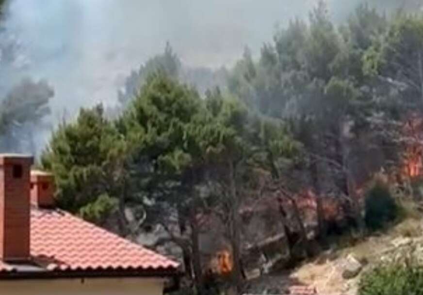 POŽAR KOD MAKARSKE Vatrogasci na terenu, vatru gase i 2 kanadera