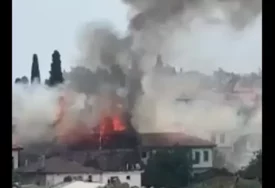 (VIDEO, FOTO) Drama u poznatom ljetovalištu: Požar izazvao opšti haos, turisti hitno evakuisani