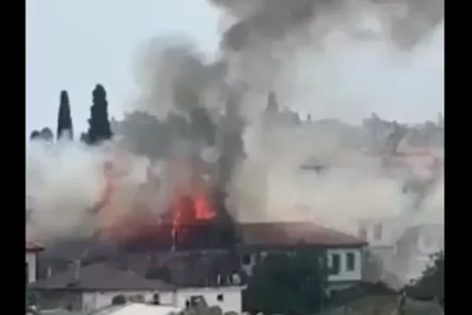 (VIDEO, FOTO) Drama u poznatom ljetovalištu: Požar izazvao opšti haos, turisti hitno evakuisani
