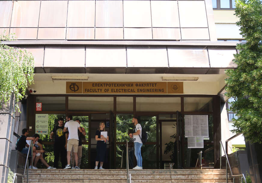 studenti ispred etf-a banjaluka , elektrotehnički fakultet 