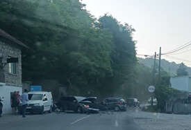 (FOTO) Žestok sudar u Banjaluci: Učestvovala 2 automobila, na terenu policija i hitna