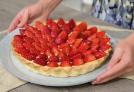 OSVJEŽENJE U SVAKOM ZALOGAJU Ako želite lagan desert TART SA JAGODAMA je idealan za vruće dane