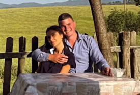 (FOTO) PALA MU U ZAGRLJAJ Dragana Mićalović posjetila farmera iz Semegnjeva, pa prisnom fotografijom ZAPALILA MREŽE