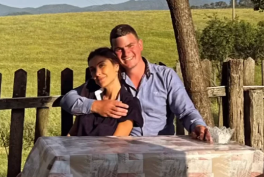(FOTO) PALA MU U ZAGRLJAJ Dragana Mićalović posjetila farmera iz Semegnjeva, pa prisnom fotografijom ZAPALILA MREŽE