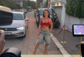 (FOTO) DŽEHVI VJEŠTO MAMI POGLEDE Pjevačica obukla grudnjak, pa se u njemu prošetala ulicom