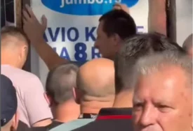 (VIDEO) HAOS U BEOGRADU Muškarac nasrnuo na djevojku, policija ga odmah privela