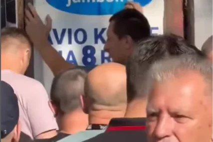 (VIDEO) HAOS U BEOGRADU Muškarac nasrnuo na djevojku, policija ga odmah privela