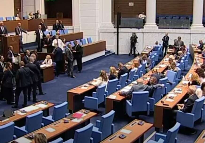 (VIDEO) POSLANICI SE VRIJEĐALI, PA SE POTUKLI Skandal u bugarskom parlamentu, svi iz sale se UMIJEŠALI u opštu makljažu
