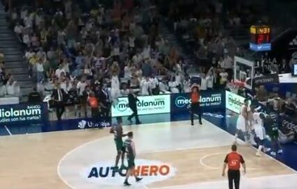 (VIDEO) Potencijalni Zvezdin igrač "pokazao zube": Plej na žestok način faulirao Ljulja, košarkaši Reala ga opkolili