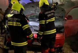 (FOTO) Gorjeli stan i automobil: Pune ruke posla za banjalučke vatrogasce