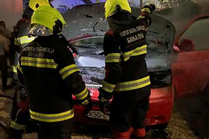 (FOTO) Gorjeli stan i automobil: Pune ruke posla za banjalučke vatrogasce