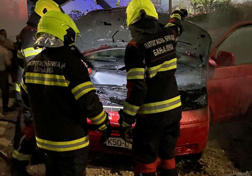 (FOTO) Gorjeli stan i automobil: Pune ruke posla za banjalučke vatrogasce