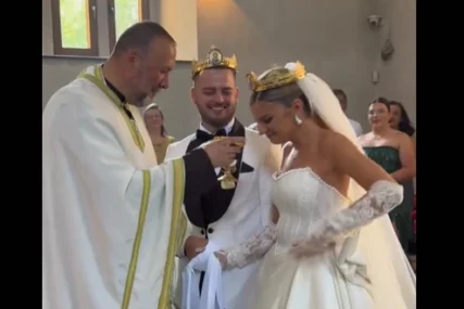 (VIDEO) Sveštenik svojim ponašanjem RAZBJESNIO SVE, salve negativnih komentara se nižu "Ovdje već fali malo kulture, ne samo prisutnih već i gospodina koji služi Bogu, sramota"