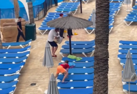 (VIDEO) "Apsolutno bijedno" Ljuta borba turista za ležaljke, na mrežama osvanuo video koji je  SKUPIO MILIONSKE PREGLEDE