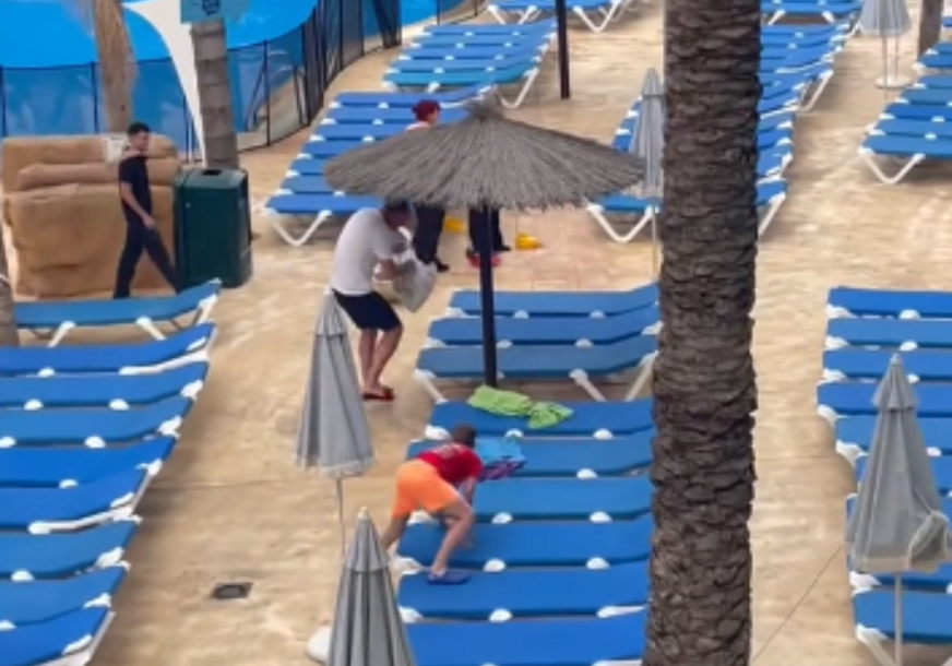(VIDEO) "Apsolutno bijedno" Ljuta borba turista za ležaljke, na mrežama osvanuo video koji je  SKUPIO MILIONSKE PREGLEDE
