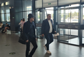(VIDEO) PJEVAČA JEDVA PREPOZNALI Zdravko Čolić na aerodromu pokušao proći nezapaženo