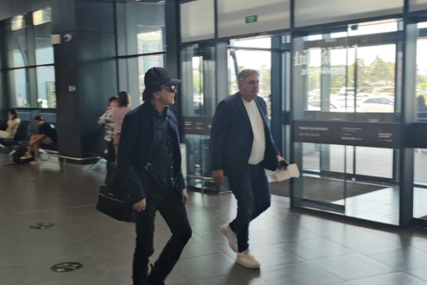 (VIDEO) PJEVAČA JEDVA PREPOZNALI Zdravko Čolić na aerodromu pokušao proći nezapaženo