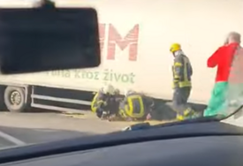 (VIDEO) Saobraćajka u Mostaru: U sudaru kamiona i automobila povrijeđena jedna osoba