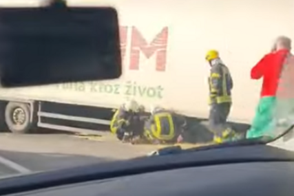 (VIDEO) Saobraćajka u Mostaru: U sudaru kamiona i automobila povrijeđena jedna osoba
