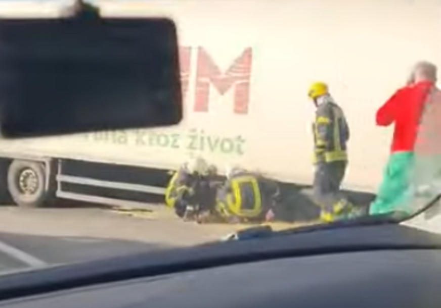 (VIDEO) Saobraćajka u Mostaru: U sudaru kamiona i automobila povrijeđena jedna osoba