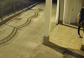 (VIDEO) UKRAO KUTIJU S DONACIJAMA Muškarac provalio u džamiju, policija traži pomoć građana