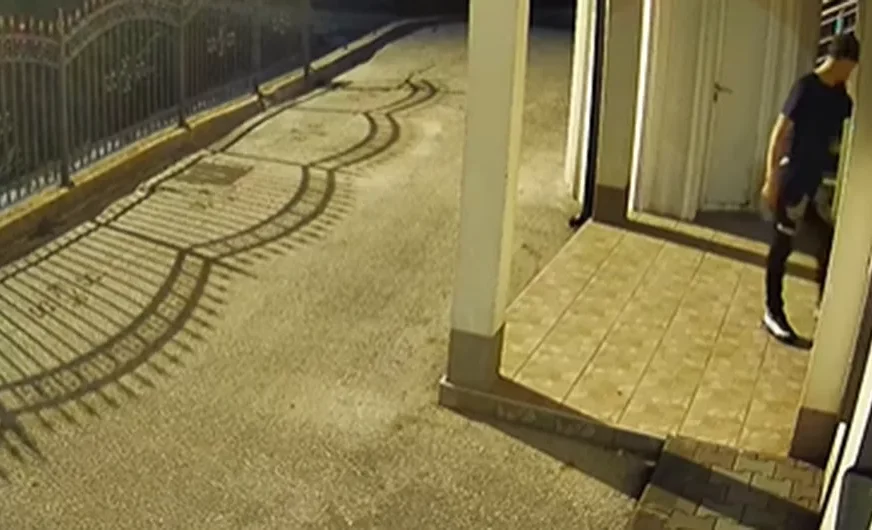 (VIDEO) UKRAO KUTIJU S DONACIJAMA Muškarac provalio u džamiju, policija traži pomoć građana