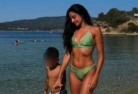 (FOTO) IMA ŠTA I DA SE VIDI Bivša vjerenica Darka Lazića se skinula u bikini i pokazala "rasne" obline
