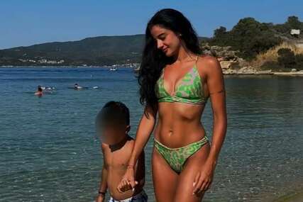 (FOTO) IMA ŠTA I DA SE VIDI Bivša vjerenica Darka Lazića se skinula u bikini i pokazala "rasne" obline