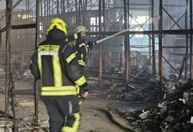 (FOTO) JEZIVI PRIZORI ZGARIŠTA Požar u mostarskoj firmi ugašen nakon 10 sati, prostorije su u potpunosti uništene