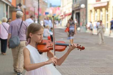 Djevojčica, violina, sviranje