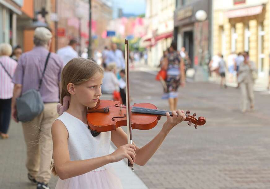 Djevojčica, violina, sviranje