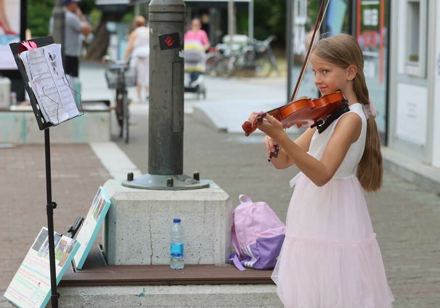 Djevojčica, violina, sviranje