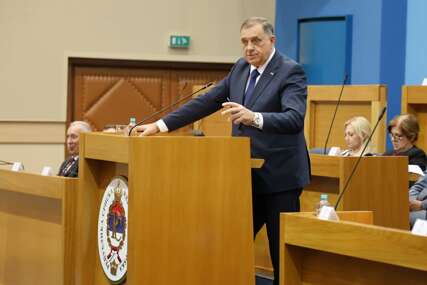 Dodik se obratio poslanicima “Migrantska kriza prijeti da postane velika opasnost, Srpska MORA DA REAGUJE”