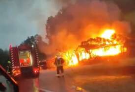 (VIDEO) VATRA PROGUTALA PEČENJARU Plameni jezici sve uništili, prizori zgarišta su jezivi