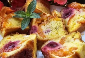(VIDEO) PRAVI RAJ ZA NEPCE Recept za super kuglof sa kajsijama i višnjama