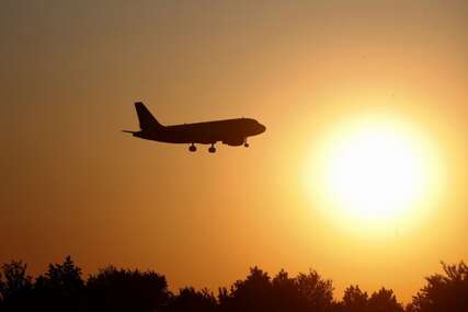 POVRIJEĐENO 7 OSOBA Avion se srušio na automobil na Floridi, u vozilu bila i djeca