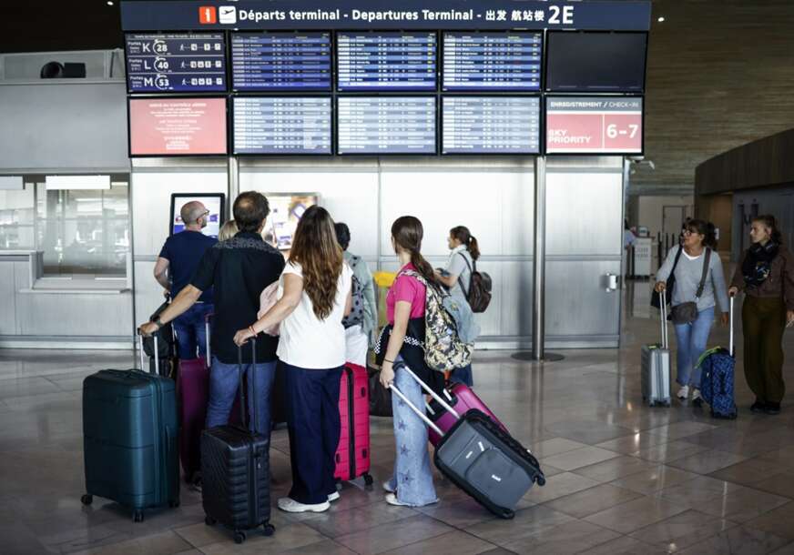 (VIDEO, FOTO) Nevjerovatne scene sa aerodroma: Avio-saobraćaj između Moskve i Sankt Peterburga paralizovan, više od 70.000 putnika u problemu