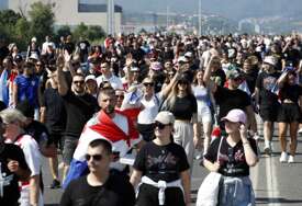 (FOTO) Atmosfera užarena, ljudi ne prestaju da stižu: Zagrebački Hipodrom PREPLAVLJEN FANOVIMA Marka Perkovića Tompsona