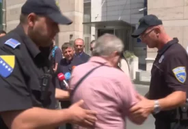 (VIDEO) "NIKAD NEĆEŠ BITI MINISTAR" Nepoznati muškarac verbalno napao Vukanovića u Sarajevu, reagovala policija