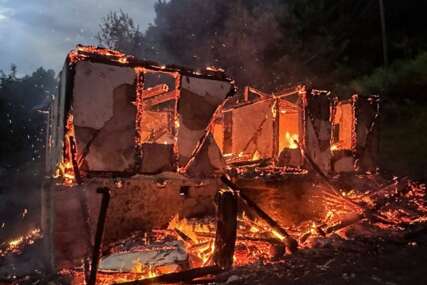 (FOTO) KUĆA IZGORJELA DO TEMELJA Banjalučki vatrogasci objavili jezive prizore, plameni jezici sve uništili
