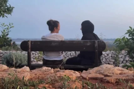 (FOTO) Dragana Mićalović se ISPOVIJEDA MONAHINJI: Glumica u manastiru Svetog Vasilija Ostroškog spustila glavu na rame časnoj sestri