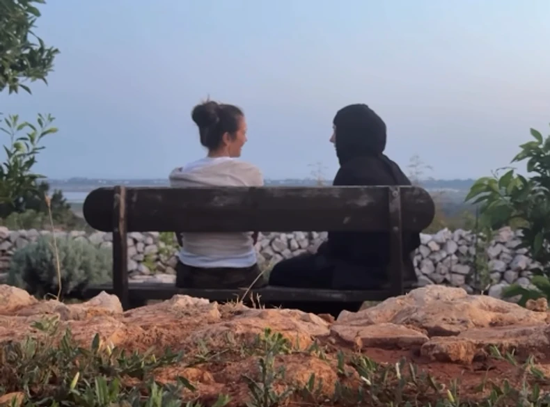 (FOTO) Dragana Mićalović se ISPOVIJEDA MONAHINJI: Glumica u manastiru Svetog Vasilija Ostroškog spustila glavu na rame časnoj sestri